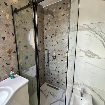 Xhimi's Seaside Apartment *